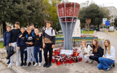 Učenici 8.c odali počast žrtvama Vukovara i Škabrnje